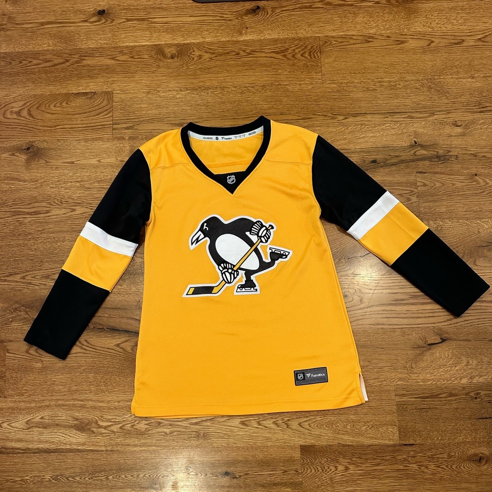 Pittsburgh Penguins Fanatics Alternate Breakaway Jersey Gold. Women’s medium.